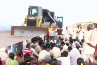 Land expatriates of gouravelli project protest in siddipet district