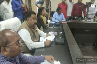 mla-thakur-surendra-singh-took-class-of-officers-in-collectorate-office-of-burhanpur-during-jansunwai