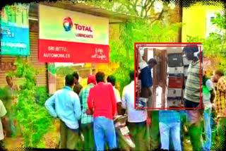 theft in automobile shop at manthani in peddapalli district