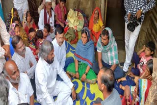 KPCC president Ishwar Khandre visits Supriya Rathod's home