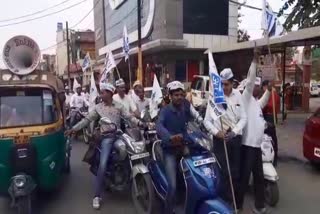 Celebration of Kejriwal's victory in Indore by AAP party members