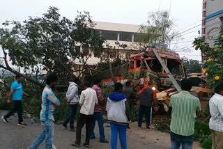 lorry accident in peddapalli