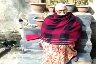 70 year old Sumanlata is homeless in loni at ghaziabad