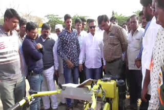 Agricultural demonstration for farmers in Manjariwadi village!