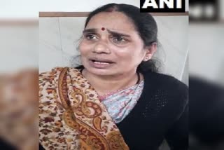 Nirbhaya's mother breaks down in court,ಕೋರ್ಟ್​ ಆವರಣದಲ್ಲಿ ತಾಯಿ ಕಣ್ಣಿರು