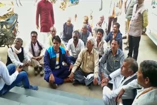 छबड़ा में भाजपा कार्यकर्ता बैठे धरने पर, BJP workers sit on dharna in Chhabra