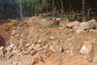 Road construction to mathilmoola colony progressing  mathilmoola colony  ആളൊഴിഞ്ഞ മതിൽമൂല കോളനിക്ക് കാൽകോടിയുടെ റോഡ്  മതിൽമൂല കോളനി