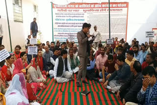 Protest at the Zone office, पृथ्वीराज नगर नियमन