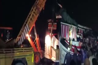 फिरोजाबाद में बस और ट्रक की भिड़ंत, Bus and truck collision in Firozabad