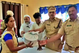 nirmal-district-sp-shashidhar-raju-distributed-cooking-equipment-to-victims-of-the-bainsa-riots