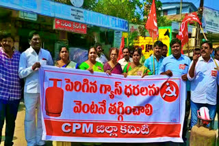 cpm-dharna-on-cooking-gas-price-hike-at-khammam