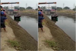 in-the-village-of-saili-the-rickshaws-fall-into-the-canal-a-miraculous-rescue-of-drivers-and-passengers