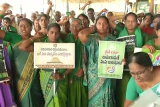 Womens protest in Tulluru for amaravthi