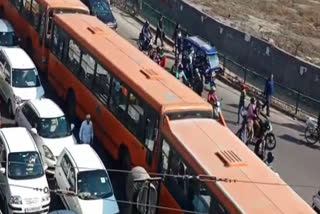 traffic jam became big problem at peeragarhi chowk in delhi