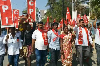 గ్యాస్​ ధరలు తగ్గించాలని కదిరిలో సీపీఐ నాయకుల ధర్నా