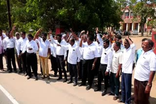 advocates of nagapattinam protest in front of court