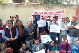 protest on jantar mantar for the lost army personal