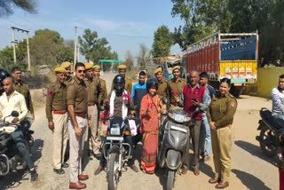 भरतपुर की खबर, police gifted flowers and helmets, bharatpur news