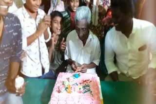 100-year-old man celebrated his birthday with family members