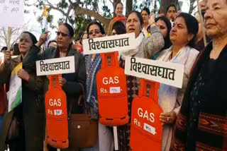 women congress protest against LPG price
