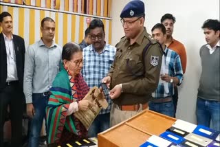 jabalpur-police-returns-lost-mobile-to-its-holders-worth-rs-1-crore-in-jalabalpur