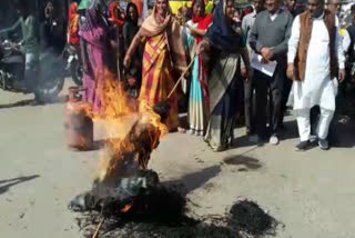 womens-congress-burnt-effigy-of-pm-in-datia