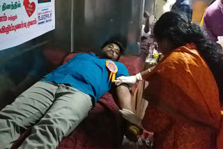 thiruvallur district youngsters celebrate the Valentine day to donate blood