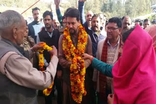 Anurag Thakur distributes induction heater in Morsu