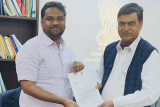 darumapuri mp given petition to union minister to insure solar penal system in our constituency