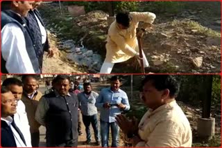 food-minister-pradyuman-singh-tomar-seen-cleaning-the-drains-in-chanderi-ashoknagar