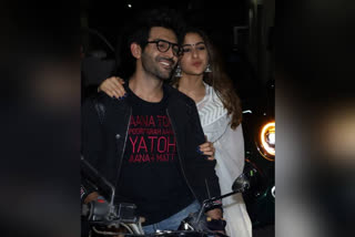 Love Aaj Kal screening, Sartik arrive on bike at Love Aaj Kal screening, paps call Sara Bhabhi at Love Aaj Kal screening, many celebs at love aaj kal screening, लव आज कल स्क्रीनिंग, लव आज कल स्क्रीनिंग में बाइक पर पहुंचे सारा और कार्तिक, लव आज कल स्क्रीनिंग में सेलेब्स