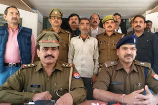 police arrested a smuggler with illegal liquor in hathras