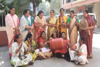 women-protest-price-hike-with-gas-cylinder