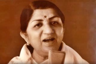 Lata Manheshkar paid tribute to the martyrs