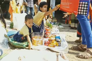 student sell vegetables pune