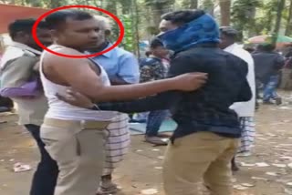 drunk constable's video goes viral, mayurbhanj latest news, drunk constable's viral video in mayurbhanj, ମୟୂରଭଞ୍ଜରେ ନିଶାସକ୍ତ କନେଷ୍ଟବଳଙ୍କ ଭିଡିଓ ଭାଇରାଲ, ମୟୂରଭଞ୍ଜ ଲାଟେଷ୍ଟ ନ୍ୟୁଜ୍‌, ନିଶାସକ୍ତ କନେଷ୍ଟବଳଙ୍କ ଭିଡିଓ ଭାଇରାଲ