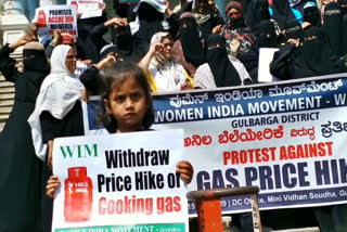 gas price hike, women Protest for gas price hike, women Protest for gas price hike in Kalaburagi, ಗ್ಯಾಸ್​ ಬೆಲೆ ಏರಿಕೆ, ಗ್ಯಾಸ್​ ಬೆಲೆ ಏರಿಕೆ ಖಂಡಿಸಿ ಮಹಿಳೆಯರು ಪ್ರತಿಭಟನೆ, ಕಲಬುರಗಿಯಲ್ಲಿ ಗ್ಯಾಸ್​ ಬೆಲೆ ಏರಿಕೆ ಖಂಡಿಸಿ ಮಹಿಳೆಯರು ಪ್ರತಿಭಟನೆ,