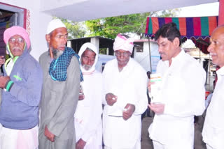 MP queue and voted at dongli kamareddy