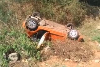 Car overturned and fell in to drainage in Chitradurga