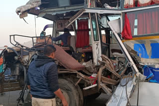 bus rams into stationary container truck,ತಿದ್ದ ಕಂಟೇನರ್​ಗೆ ಬಸ್​ ಡಿಕ್ಕಿ