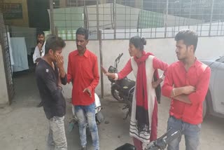 Activa thief was beaten fiercely by the complainant in indore