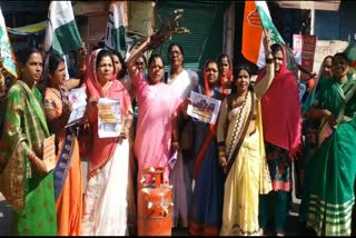 Women congress worker protests against gas cylinder price hike in vidisha