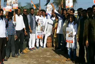 Congress workers burn effigy of petroleum minister in raipur