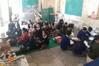 एक कमरे में चलता है प्राइमरी स्कूल, Primary school runs in a room