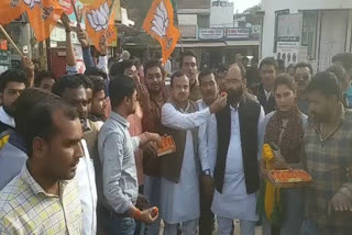 bjp-workers-celebrate-in-satna