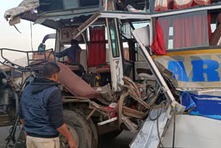 4 dead  12 injured as bus rams into stationary container truck  കണ്ടെയ്‌നറിൽ ബസ് ഇടിച്ചുകയറി  നാല് മരണം  നാഗ്‌പൂർ  nagpur