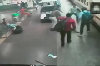 Woman slips in Railway station  RPF man saves life  Bhubaneswar  Odisha  ആര്‍.പി.എഫ് കോണ്‍സ്റ്റബിള്‍ സമയോചിതമായി ഇടപെട്ടു: യുവതി രക്ഷപ്പെട്ടത് തലനാരിഴയ്ക്ക്  യുവതി രക്ഷപ്പെട്ടത് തലനാരിഴയ്ക്ക്  ഭുവനേശ്വര്‍