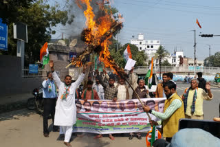 कांग्रेस कार्यकर्ताओं ने PM का फूंका पुतला