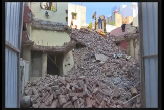 House collapses in CR Park  mishap in delhi  Delhi Fire Services Chief Atul Garg  delhi cr park  buliding collapsed  കെട്ടിടം തകർന്നു വീണു  ഡൽഹിയിൽ അപകടം  അപകടം  സിആർ പാർക്ക് പ്രദേശത്ത് കെട്ടിടം തകർന്നു വീണു