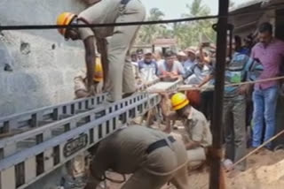 Karnataka: A man falls into a 15-feet-deep hole as the land around the borewell